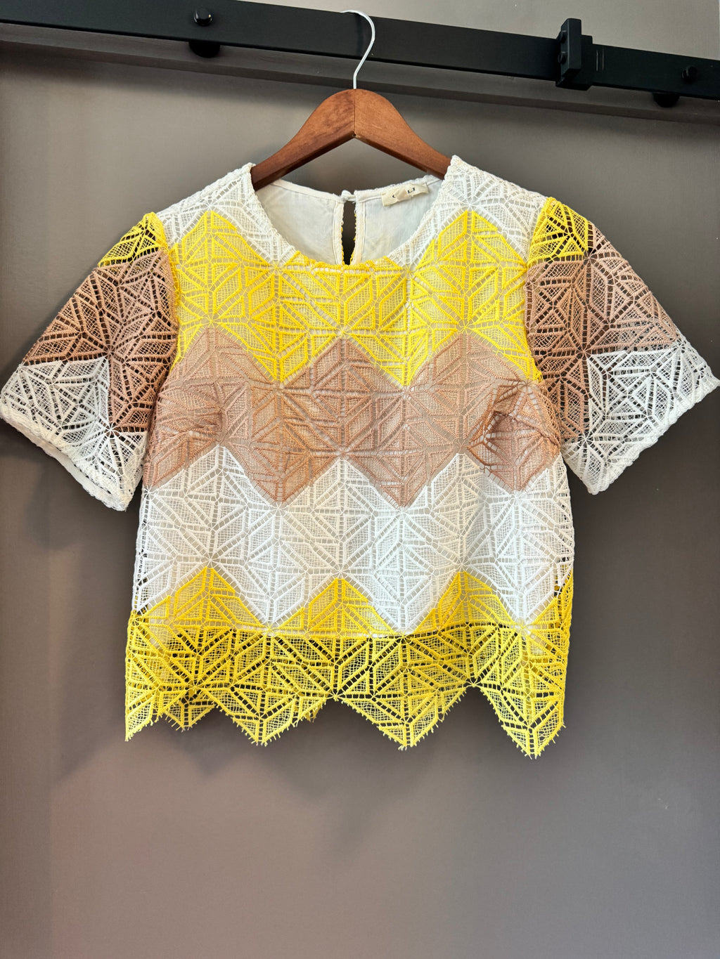 Gilli Women's Small Geometric Lace Top Yellow White Tan Sheer Short Sleeve