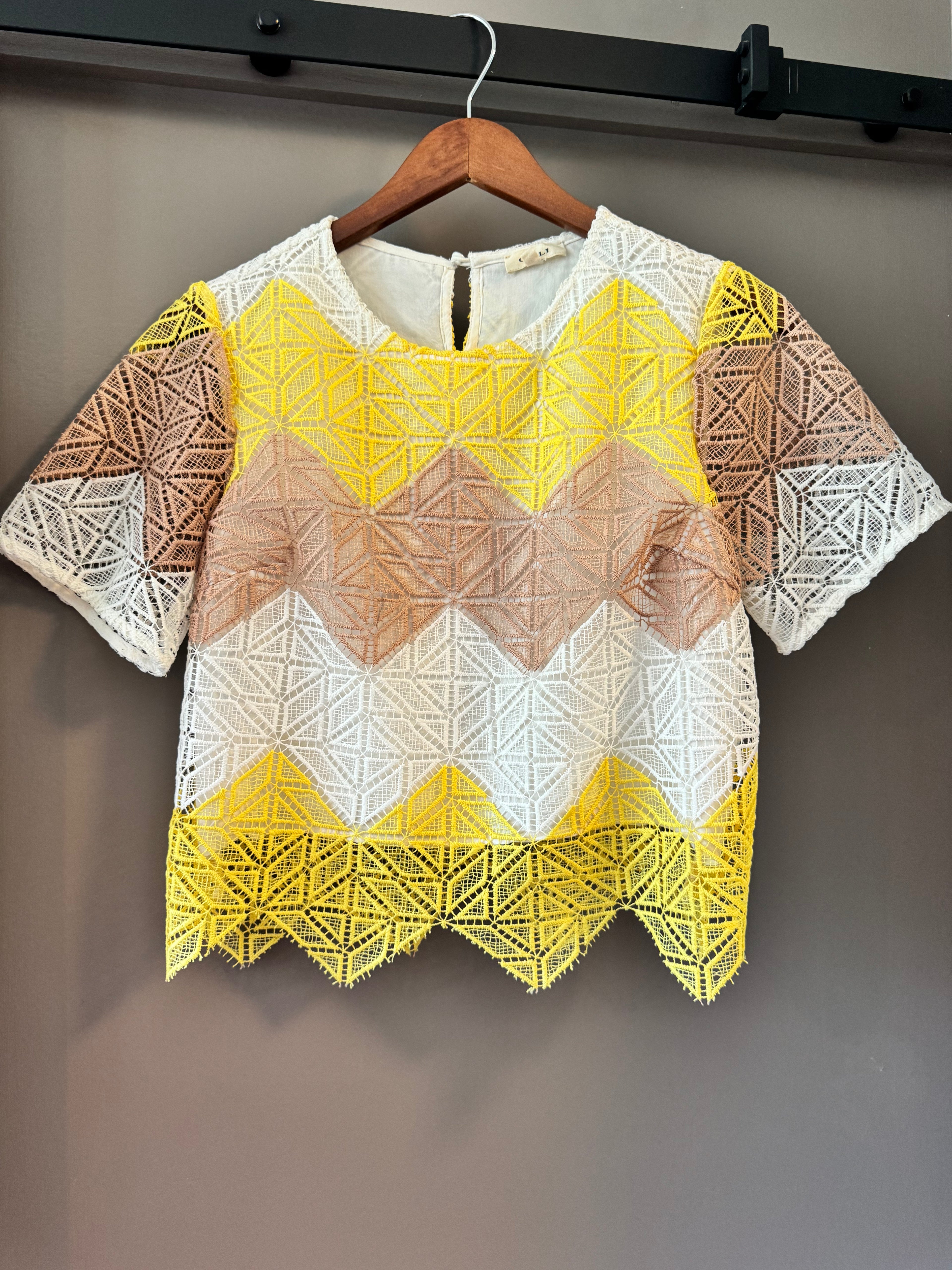 Gilli Women's Small Geometric Lace Top Yellow White Tan Sheer Short Sleeve