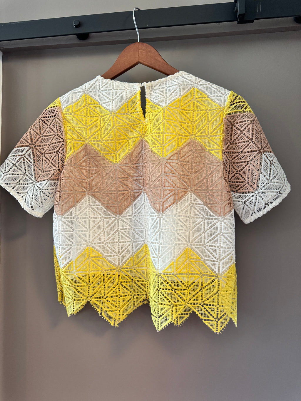 Gilli Women's Small Geometric Lace Top Yellow White Tan Sheer Short Sleeve