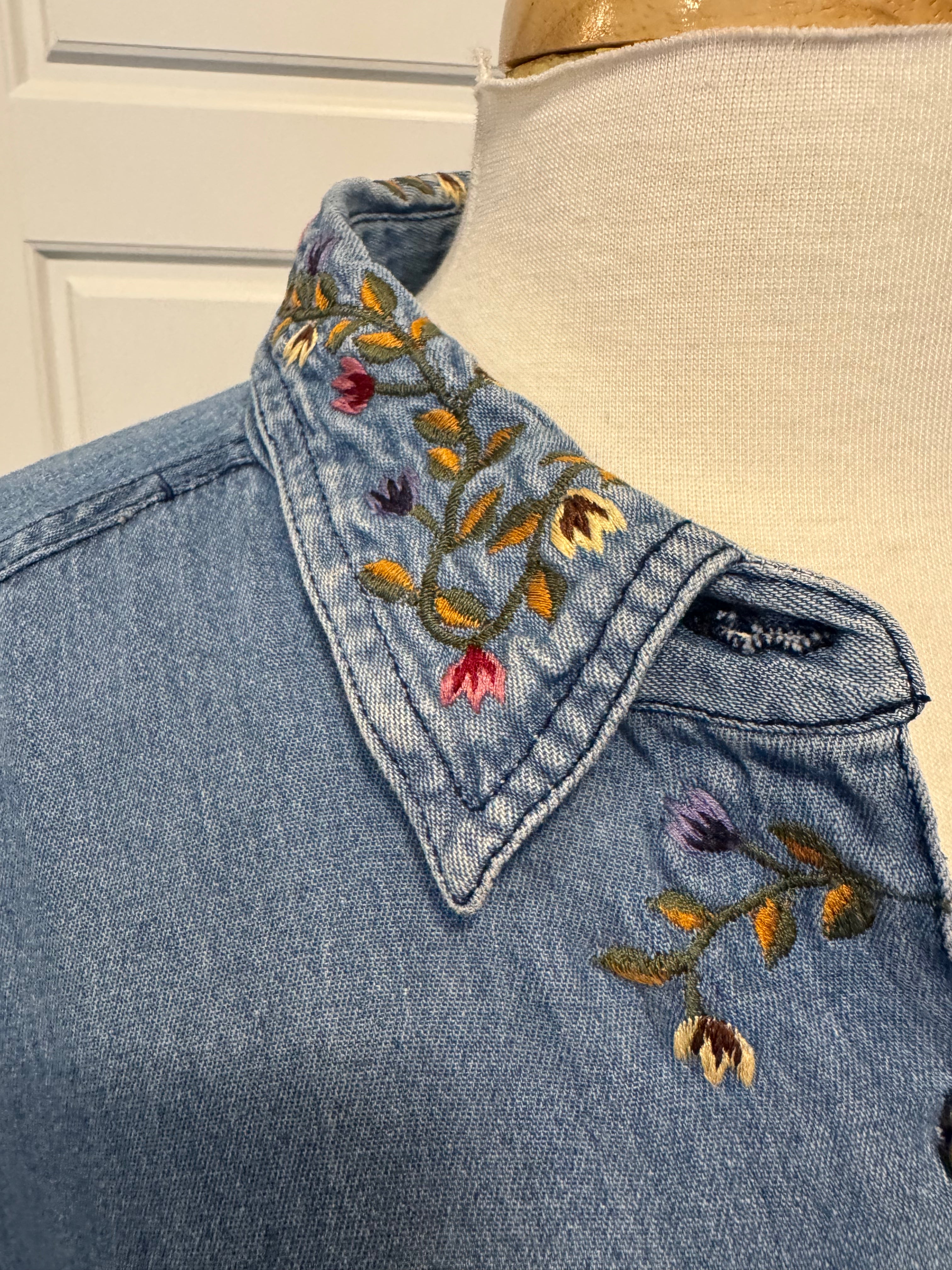 Vintage 1990s Talk of America Embroidered Denim Shirt Women's 22 Floral